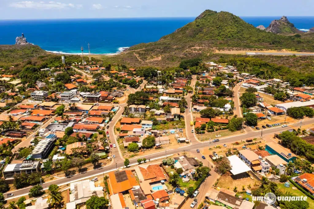 Vista da vila, das colinas e do oceano em Fernando de Noronha