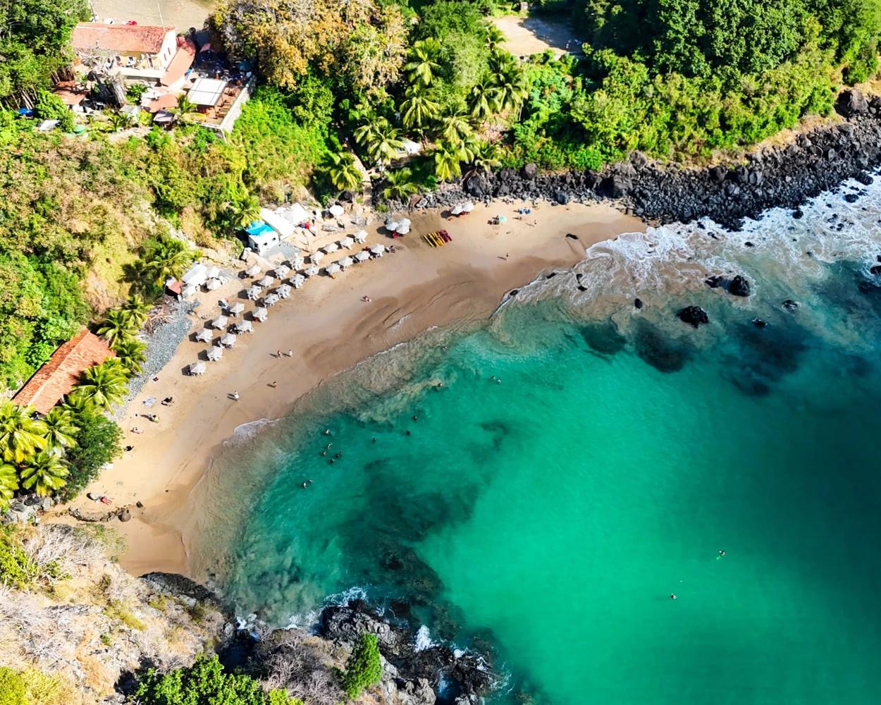 Vista aérea do litoral de Fernando de Noronha