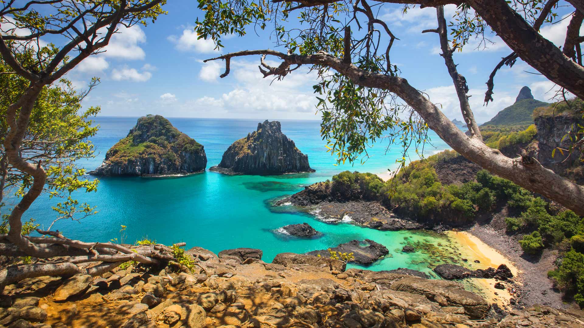 Baía dos Porcos e rochas Dois Irmãos cercadas pelo mar turquesa de Fernando de Noronha